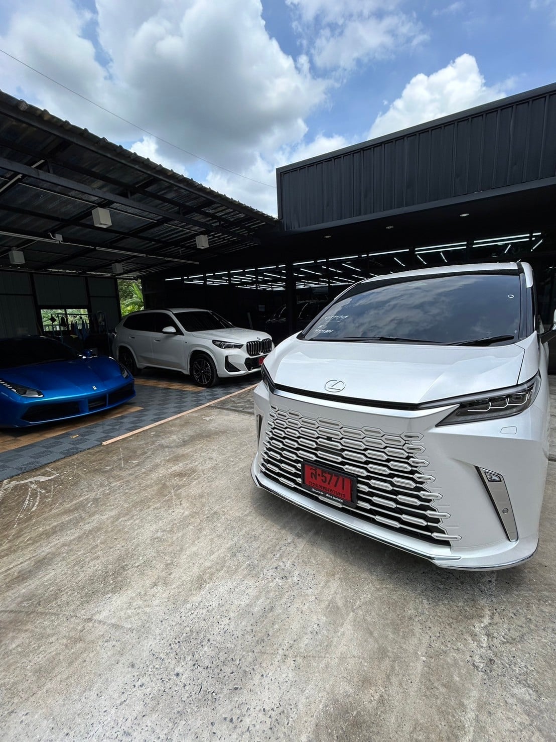 ฟิล์มกันรอย PPF Lexus LM 450h ในศูนย์ติดตั้ง Primus ที่ Primus