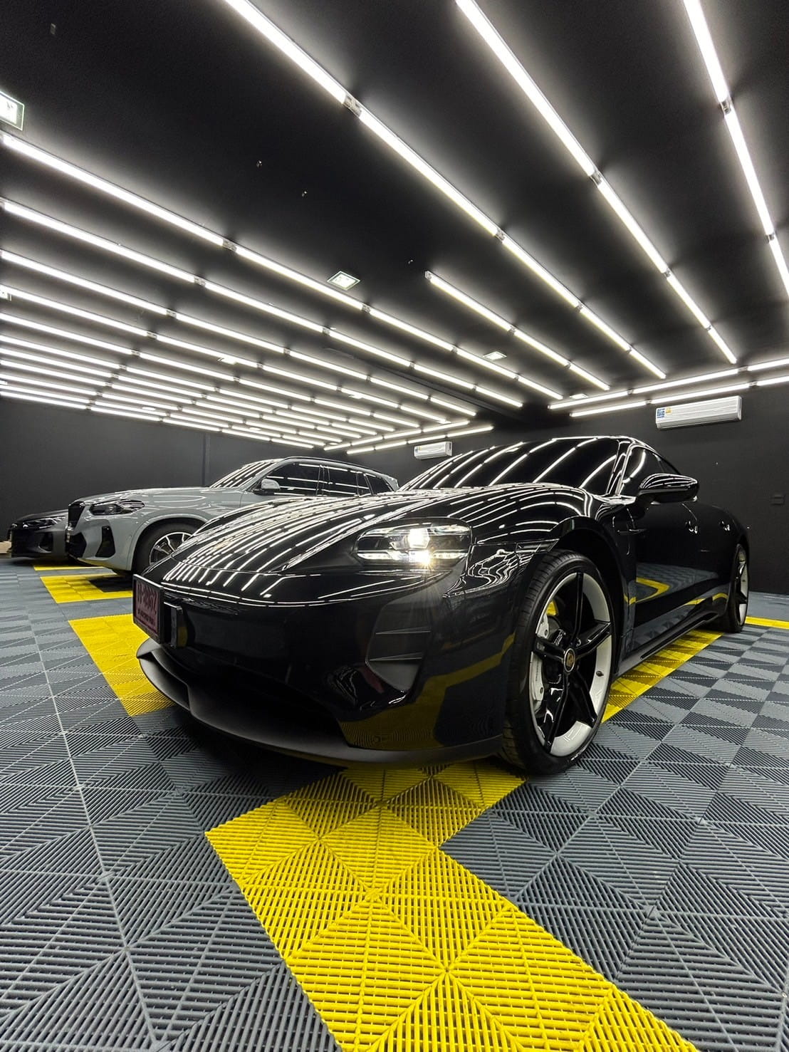 ผลงาน Wrap เปลี่ยนสี Porsche Taycan ฟิล์ม PET