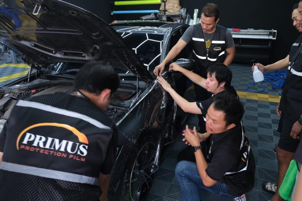 นักเรียนฝึกติดฟิล์ม PPF รถจริง Primus Academy