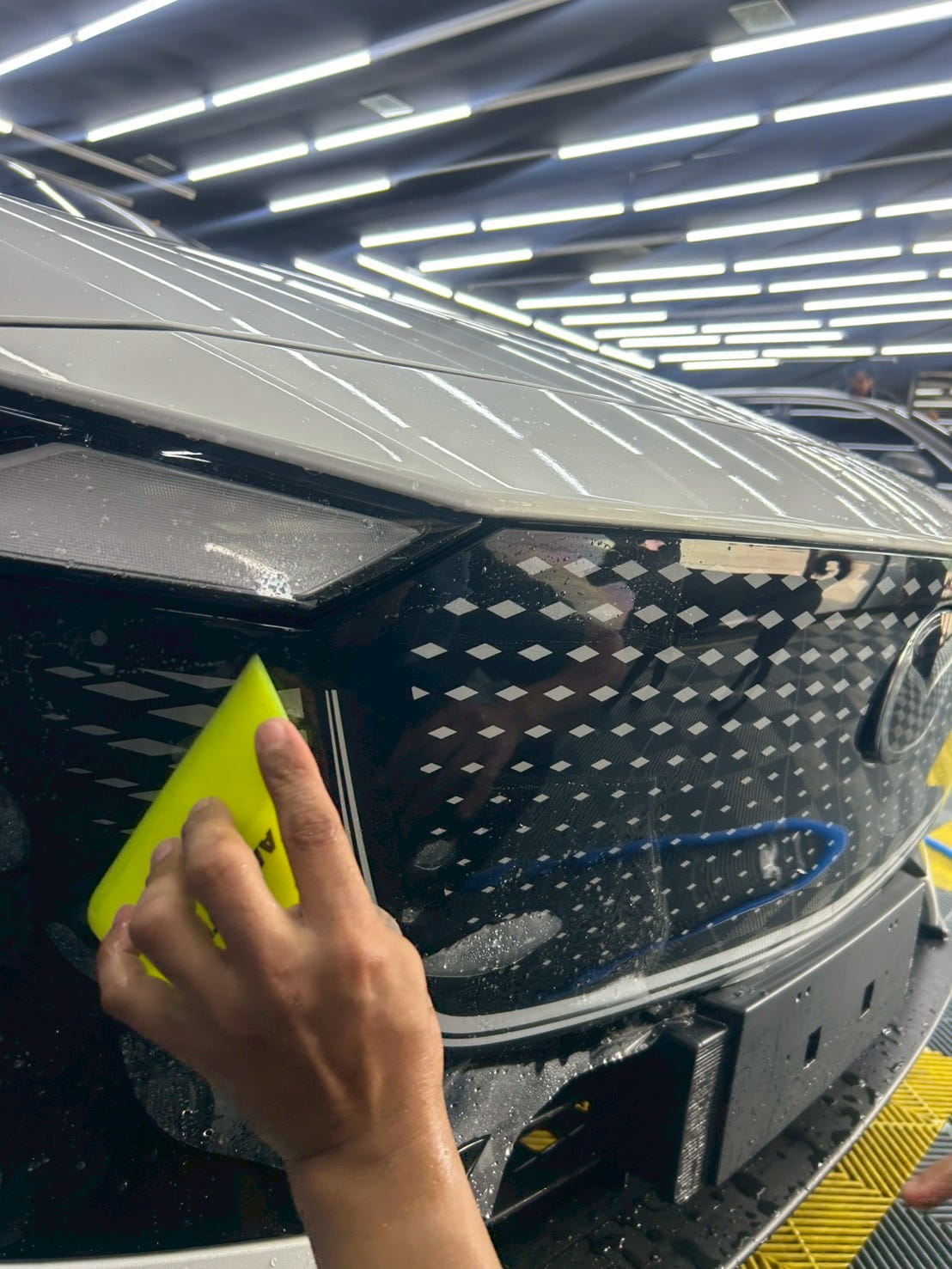 ติดตั้งฟิล์มกันรอย PPF กระจังหน้า Mazda 6e ลาย Honeycomb